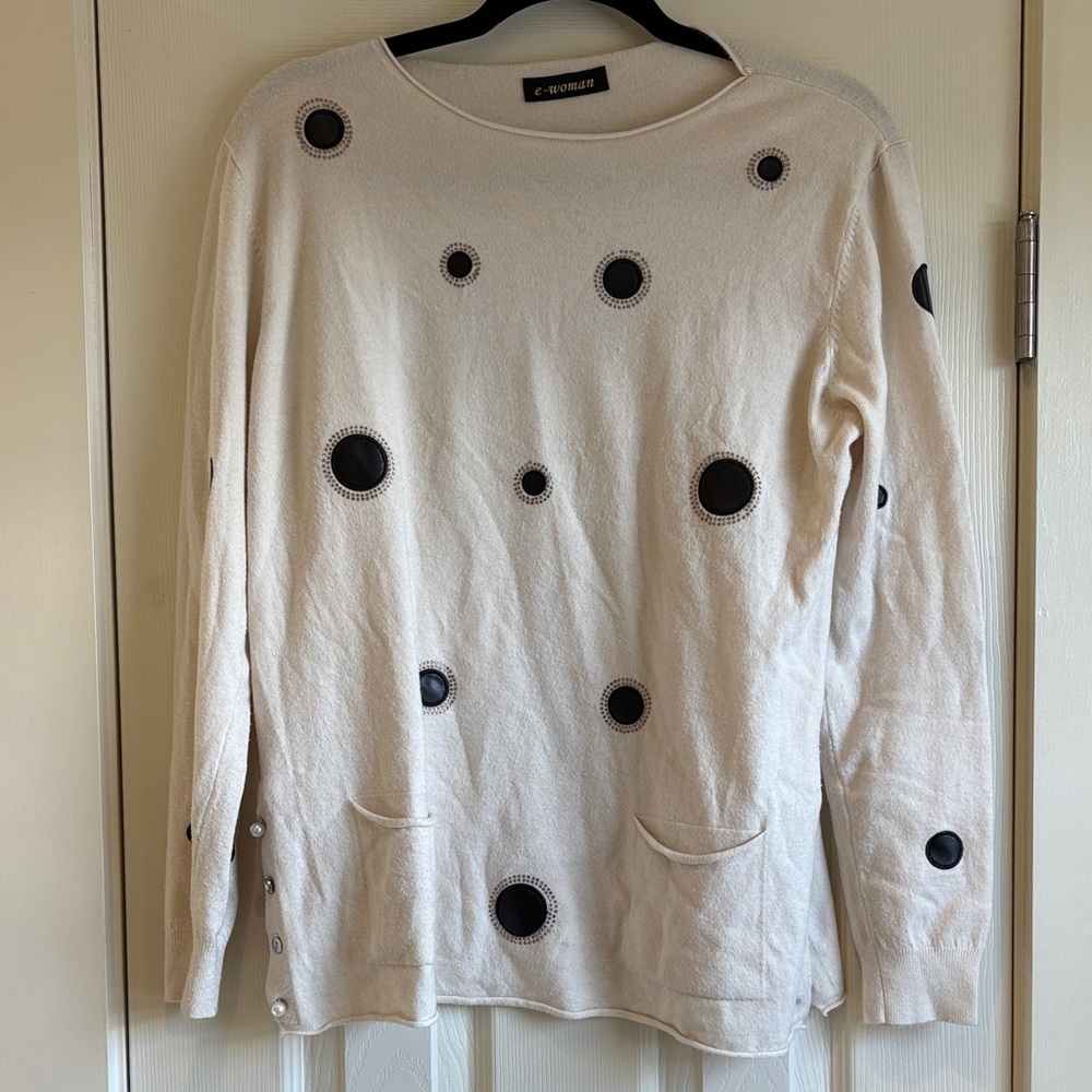 e-woman | Cream/Tan Sweater w/ Pockets One Size OS Missing One Pearl See Picture